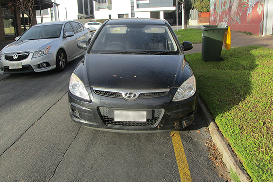 Example of stopping or parking on a yellow line